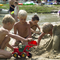 Balaton, strand, homokozó kisfiúk