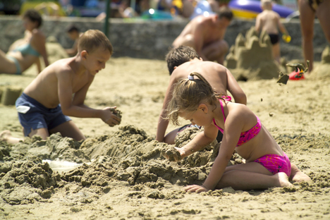 Balaton, strand, homokozó kislány