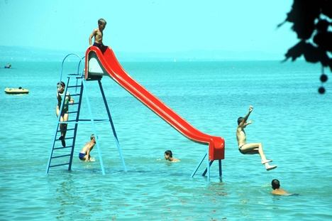 Balaton, strandoló gyerekek