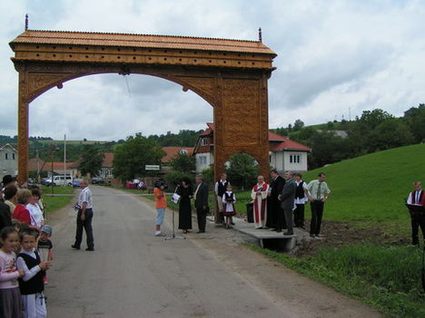 Székely kapu Csernátonban