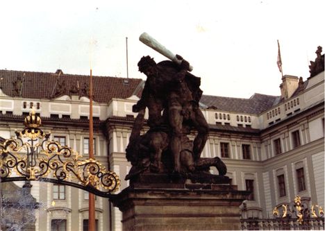 A vár főbejárati egyik szobra