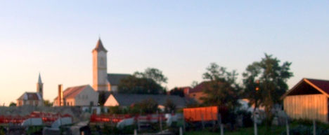 Barbacs, A kápolna, általános iskola és templom épülettömbje a Csornai utcából fényképezve