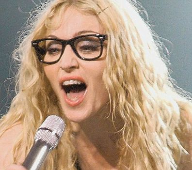 Madonna szemüvegben is szexi