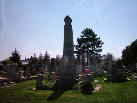 Emlékmű a temetőben