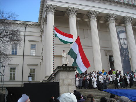 Látványos ünnepség a Nemzeti Múzeumnál 2010.március 15-n!