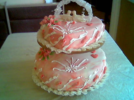 2 szintes rózsaszín torta.