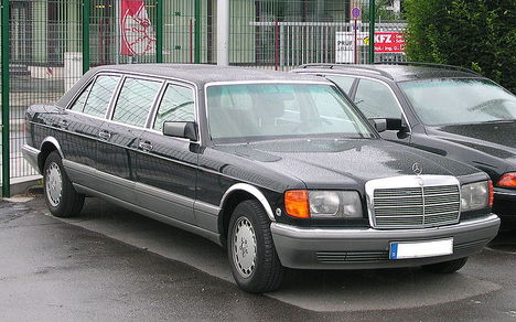 800px-Mercedes-Benz_W126_Sechstürer_vr