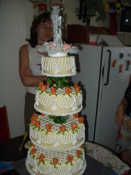 Kész a 4 szintes esküvői torta.