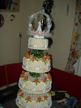 Kész a 4 szintes esküvői torta, a másik oldalról.