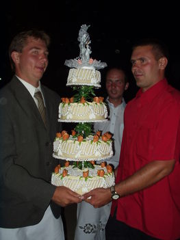 Kész a 4 szintes esküvői torta szállitása.