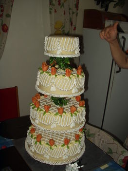 Készül a 4 szintes esküvői torta.