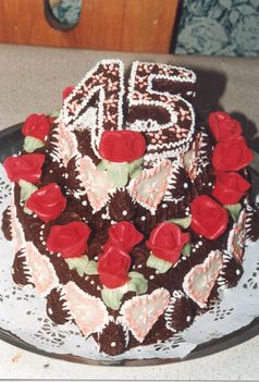 Szív alakú, 15. szülinapi torta.