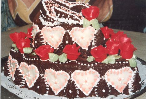 Szív alakú csoki torta oldal nézetből.