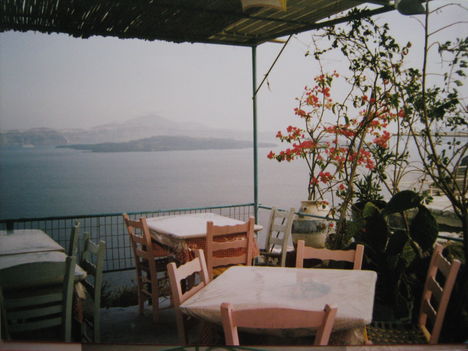 Étterem Manolasban, Thirassián - kilátassal a Vulcanora és Santorinire