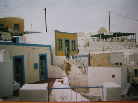Manolas falu házai, Thirassián
