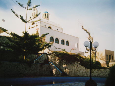 Vourvoulosi templom és egy ottani hotel medencéje, Santorini keleti oldala