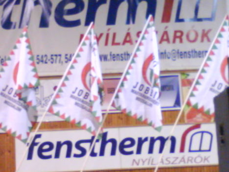 Jobbikos zászlók