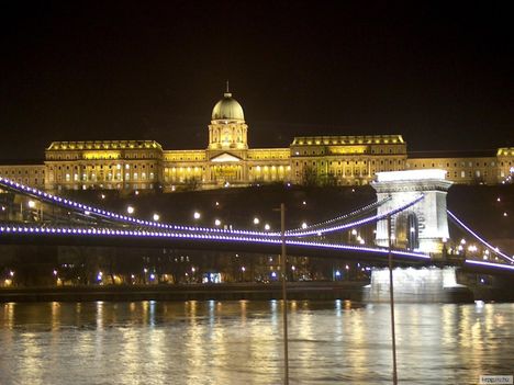 A kivilágított Lánchíd és a Budai vár, Budapest, Magyarország