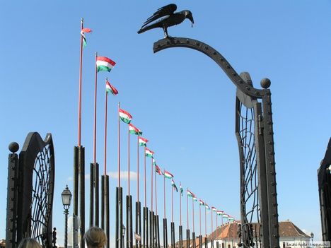 Budapest Budai vár bejárati kapuja a hollóval