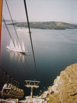 Függőkabinokkal is lehet közlekedni a firai kikötőbe..., Santorini