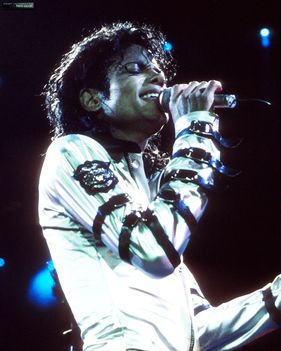 BAD-michael-jackson-10440526-950-1185