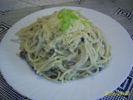 Tejfölös , zöldséges spagetti