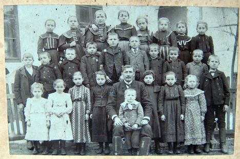 Iskolai csoportkép 1905-10 között