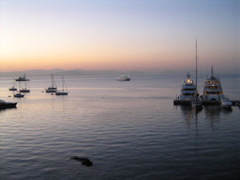 Alvó hajók napfelkelte előtt a korfuvárosi kikötőben