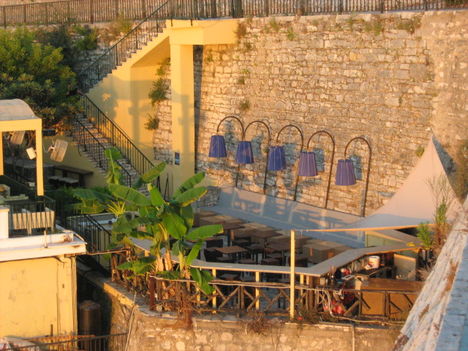 Bezárt koktélbár a felkelő nap fényében, Korfuváros