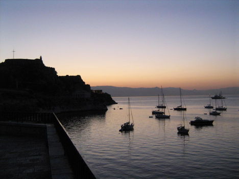Napfelkelte előtt a Régi erődnél, Korfuváros