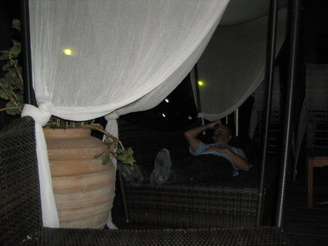 Pihenés egy baldahin alatt, Korfuváros