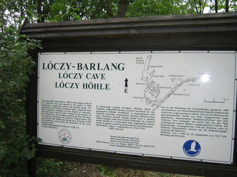 A Lóczy barlang  bejárata előtt