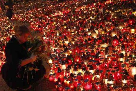 Lengyelország utcányi mécsessel gyászol