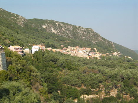 Lakones falu látképe Paleokastrica felett