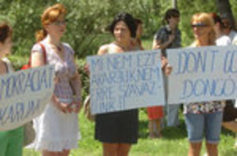 tiltakozó tanárok