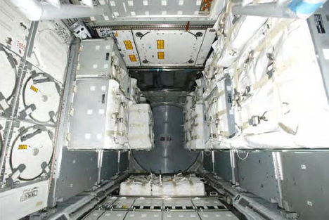A teherszállitó modul belseje NASA)