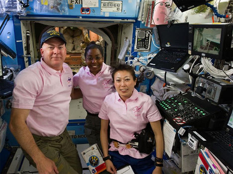 Balról jobbra Alan Poindexter, Stephanie Wilson és Naoko Yamazaki a Destiny modulban (NASA)