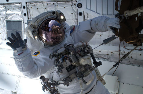 Clayton Anderson integet az első úrsétán (NASA)
