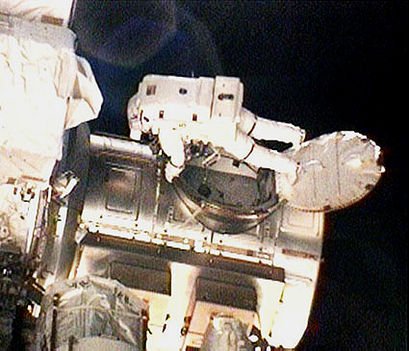 Ricj Mastracchio a Quest légzsilipből kilépve megkezdi az űrsétát (NASA)