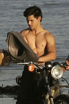 taylor-lautner-shirtless-the-sword-1
