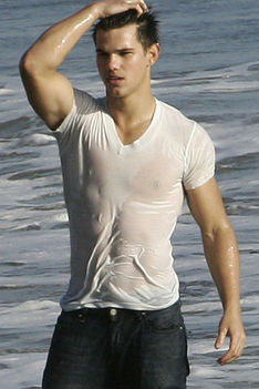 taylor-lautner-shirtless-the-sword-2