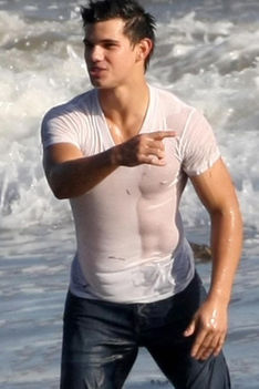 taylor-lautner-shirtless-the-sword-4