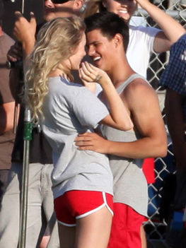 taylor-lautner-taylor-swift-kiss