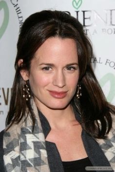 Friends-Without-Borders-First-Annual-Los-Angeles-Gala-elizabeth-reaser-9402080-303-450