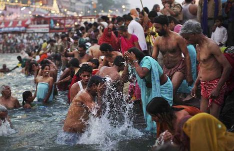 Hindu hívők mártóznak meg a Gangesz folyóban, az egy hónapon át tartó Kumbh Mela ünnepségen, Haridwarban