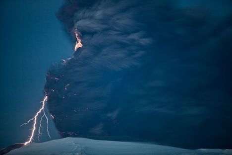 iceland-volcano-lightning
