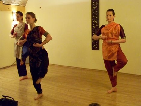 Indiai táncklub április
