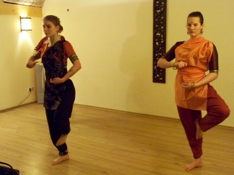 indiai táncklub április