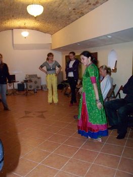 Indiai táncklub április