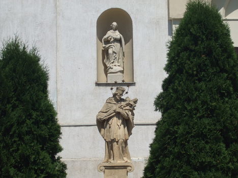 Völcsej temploma előtti szobor